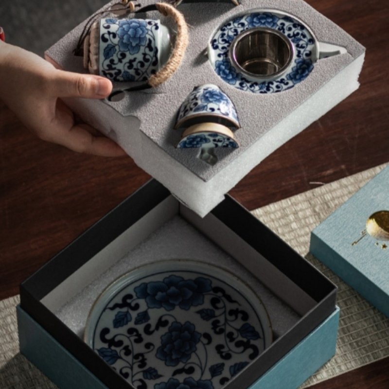 Blue-and-White-Porcelain-Traditional-Japanese-Tea-Ceremony-Gift-Set-3.jpg